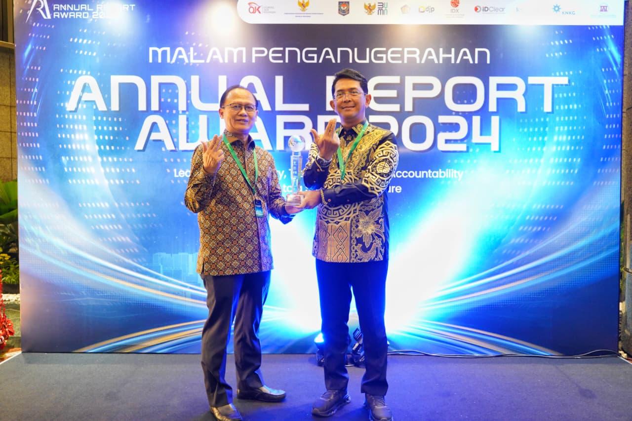 penghargaan tersebut diterima langsung oleh Komisaris Independen Bank Jatim Dadang Setiabudi dan Direktur Utama Bank Jatim Winardi Legowo. 