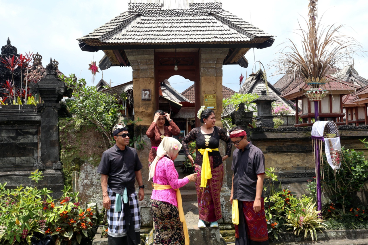 Wisatawan saat berkunjung di Desa Wisata Penglipuran, Bangli, Bali