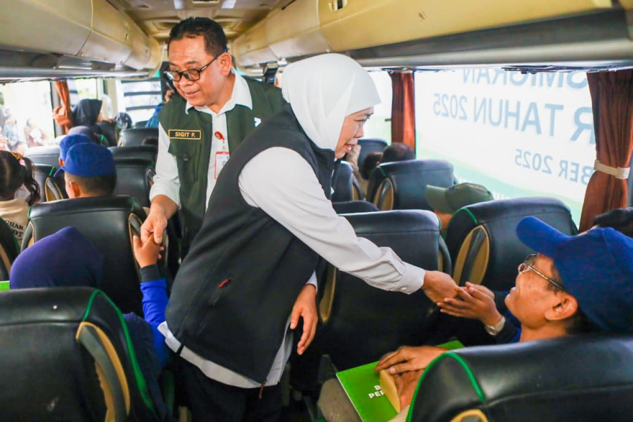 Gubernur Jawa Timur Khofifah Indar Parawansa melepas keberangkatan 55 transmigran asal Jawa Timur menuju tiga daerah tujuan transmigrasi