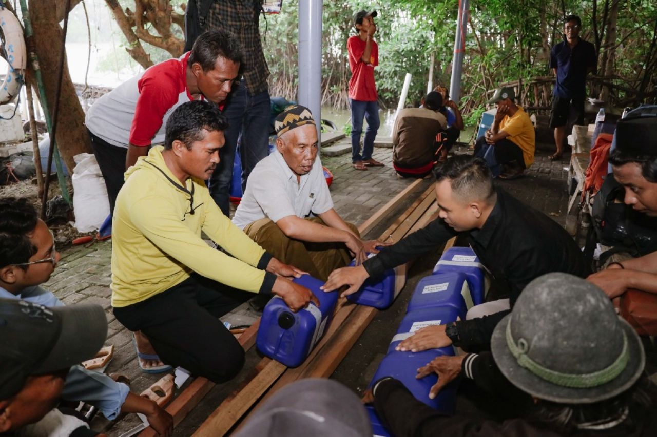 Nelayan di Kabupaten Gresik mengikuti Pelatihan Pembuatan Apartemen Kepiting yang diselenggarakan PT Freeport Indonesia (PTFI)