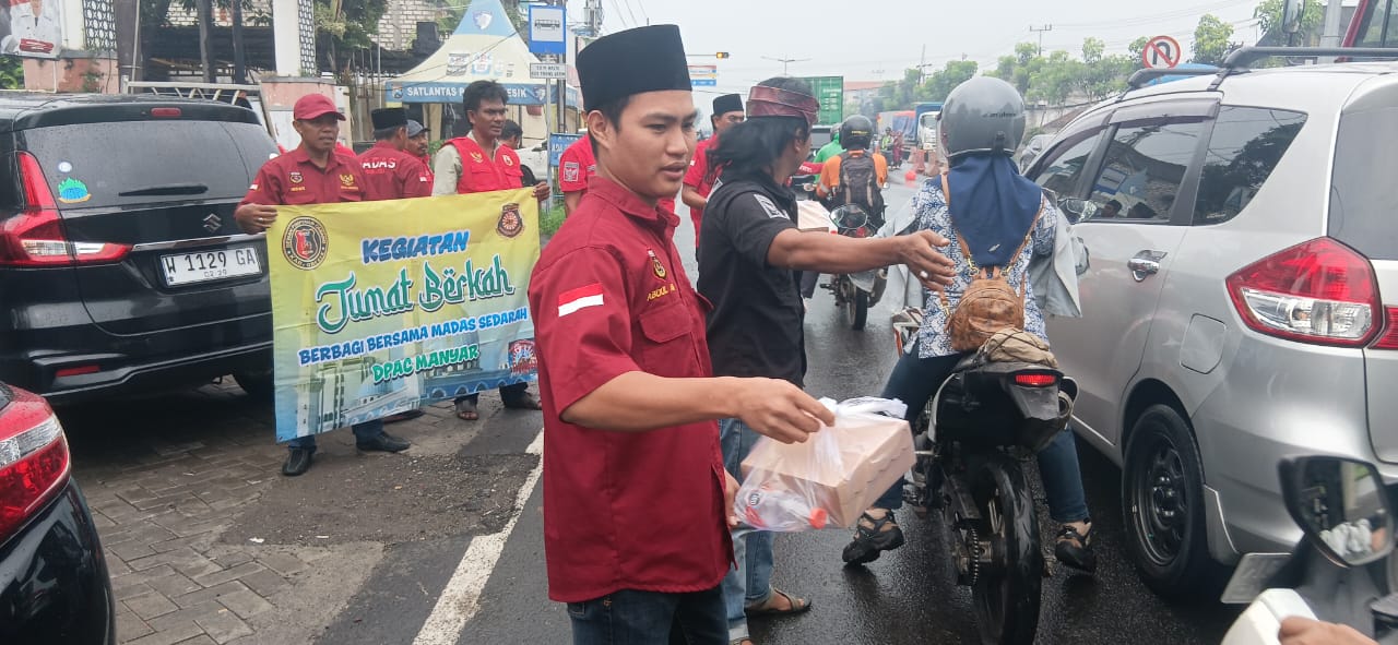 Kegiatan sosial Madas Sedarah dengan membagikan 1.000 nasi kotak kepada pengguna jalan di Jalan Manyar, Kabupaten Gresik