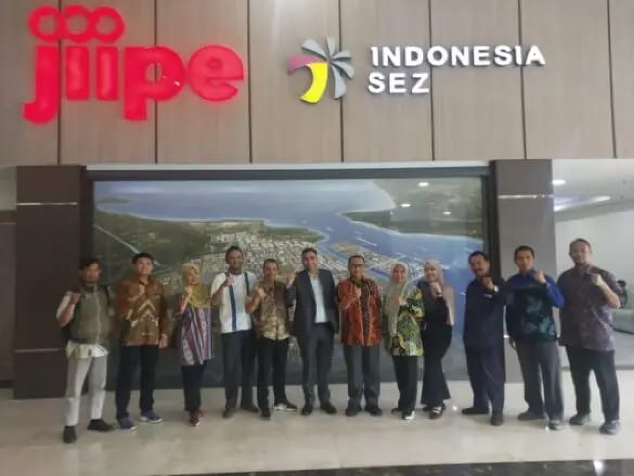 Kawasan Ekonomi Khusus (KEK) Jawa Integrated Industrial Port and Estate (JIIPE) Manyar Gresik menjadi salah satu fokus kunjungan studi dosen STIAMAK Barunawati Surabaya dan Universitas Muhammadiyah Gresik (UMG)