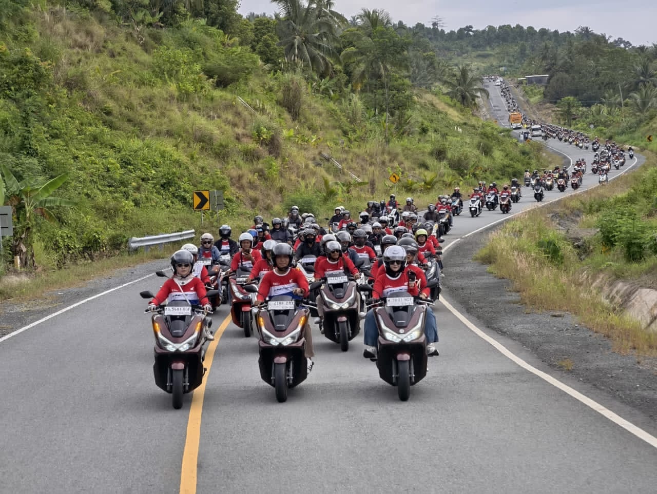 Suasana Pantai Prigi 360, Trenggalek, dipenuhi semangat kebersamaan pecinta skutik premium Honda PCX dalam gelaran Honda PCX Day 2025.