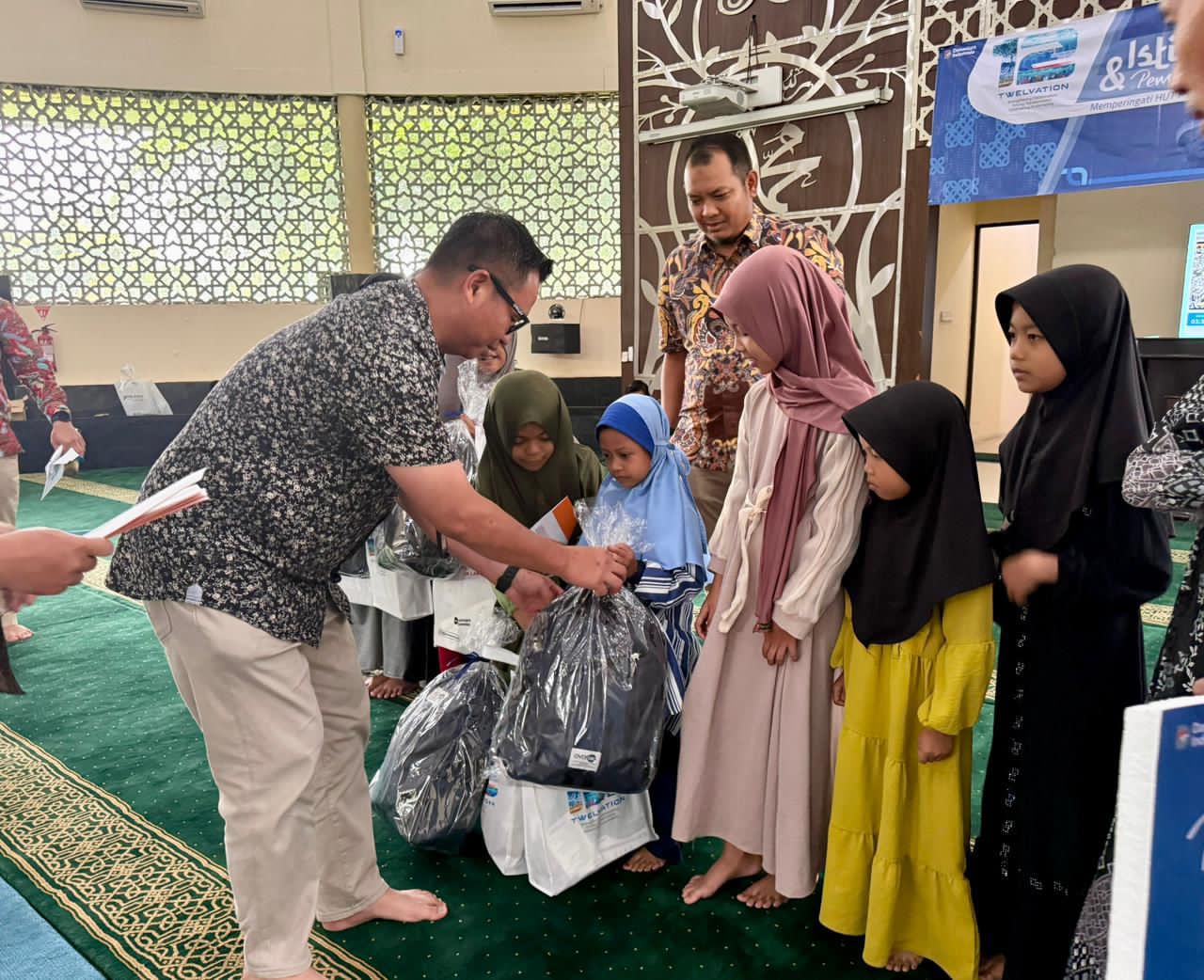 Kegiatan tersebut berlangsung di Masjid Minaul Qulub, kawasan Terminal Teluk Lamong