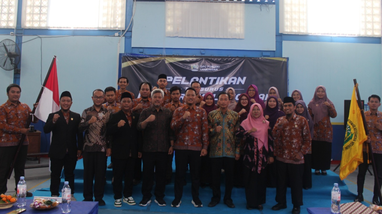 Pengurus Dewan Pimpinan Cabang (DPC) Perhimpunan Profesional Perekam Medis dan Informasi Kesehatan Indonesia (PORMIKI) Lamongan periode 2025–2028 bersama Ketua DPW Pormiki Jatim Mohammad Tajudin