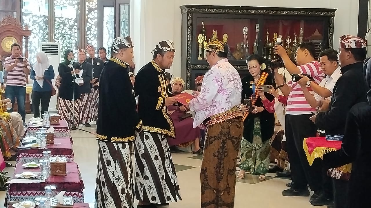 Bupati Sampang, H. Slamet Junaidi resmi menerima penobatan gelar kebangsawanan dari Raja Nusantara
