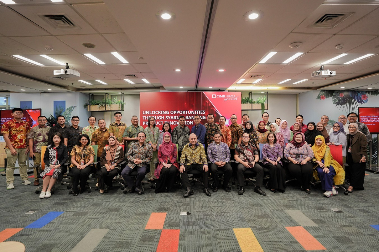 Direktur Syariah Banking CIMB Niaga Pandji P. Djajanegara saat meluncurkan produk terbaru CIMB Niaga Syariah