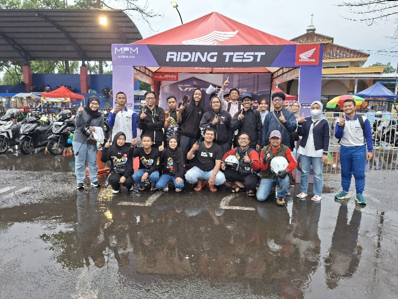 Anggota Paguyuban Honda Malang meramaikan gelaran Regional Public Launching All New Honda Vario 125 di Halaman Stadion Kanjuruhan, Malang