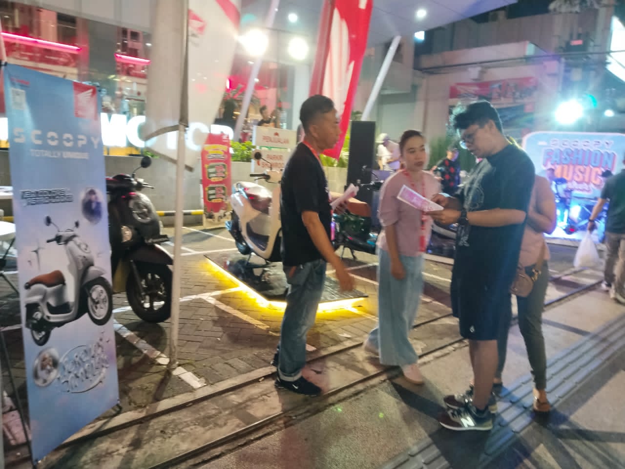 Suasana akhir pekan di Kawasan Wisata Kayutangan Heritage, Kota Malang, berlangsung semakin meriah dengan digelarnya Scoopy Fashion Music Corner oleh PT Mitra Pinasthika Mulia (MPM Honda Jatim)
