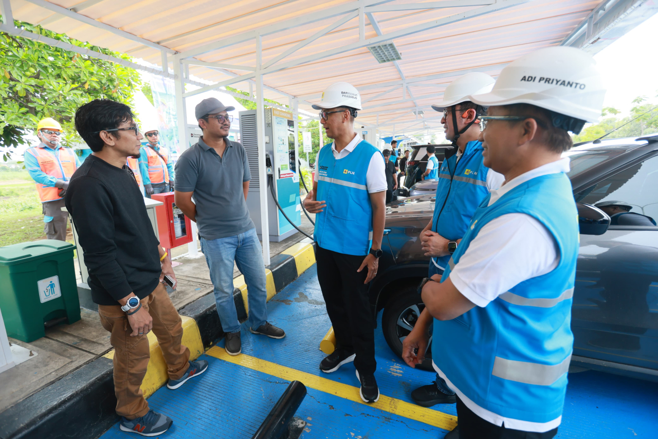 Direktur Utama PLN, Darmawan Prasodjo (tengah) bersama Direktur Retail & Niaga PLN, Adi Priyanto (kanan) dan General Manager PLN UID Jateng & DIY, Bramantyo Anggun Pambudi (kedua dari kanan) ketika memastikan langsung para pengguna EV (kiri) memperoleh la