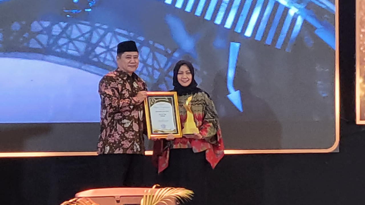 Penghargaan ini diserahkan dalam malam penganugerahan yang digelar di Pamekasan