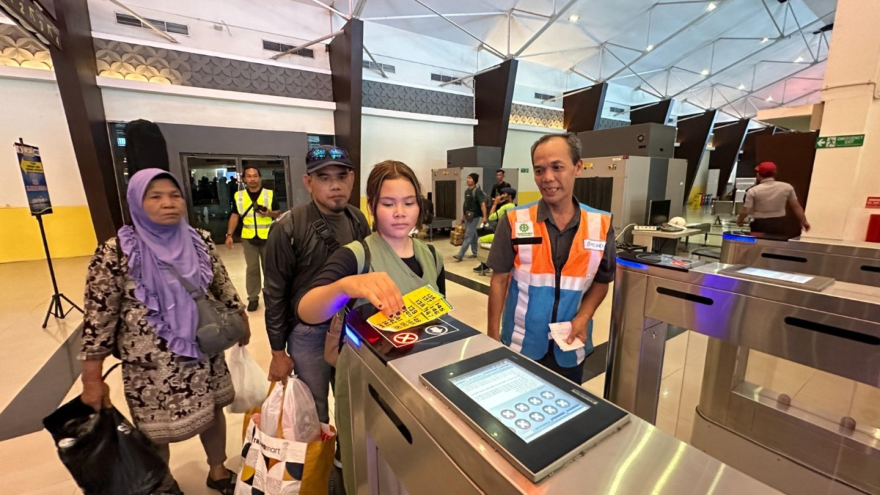 Aktifitas calon penumpang kapal di Terminal pelabuhan yang dikelola Subholding Pelindo Multi Terminal