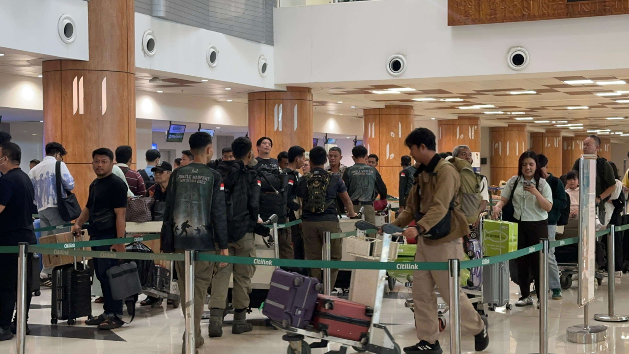 Penumpang pesawat di Bandara Junda Surabaya di Sidoarjo