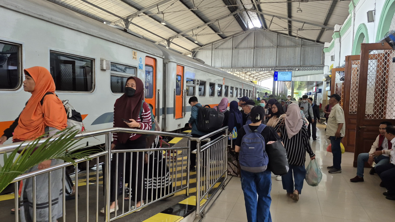 PT Kereta Api Indonesia (Persero) mencatat 674.644 pelanggan menggunakan layanan kereta api selama libur panjang Isra Miraj 2026