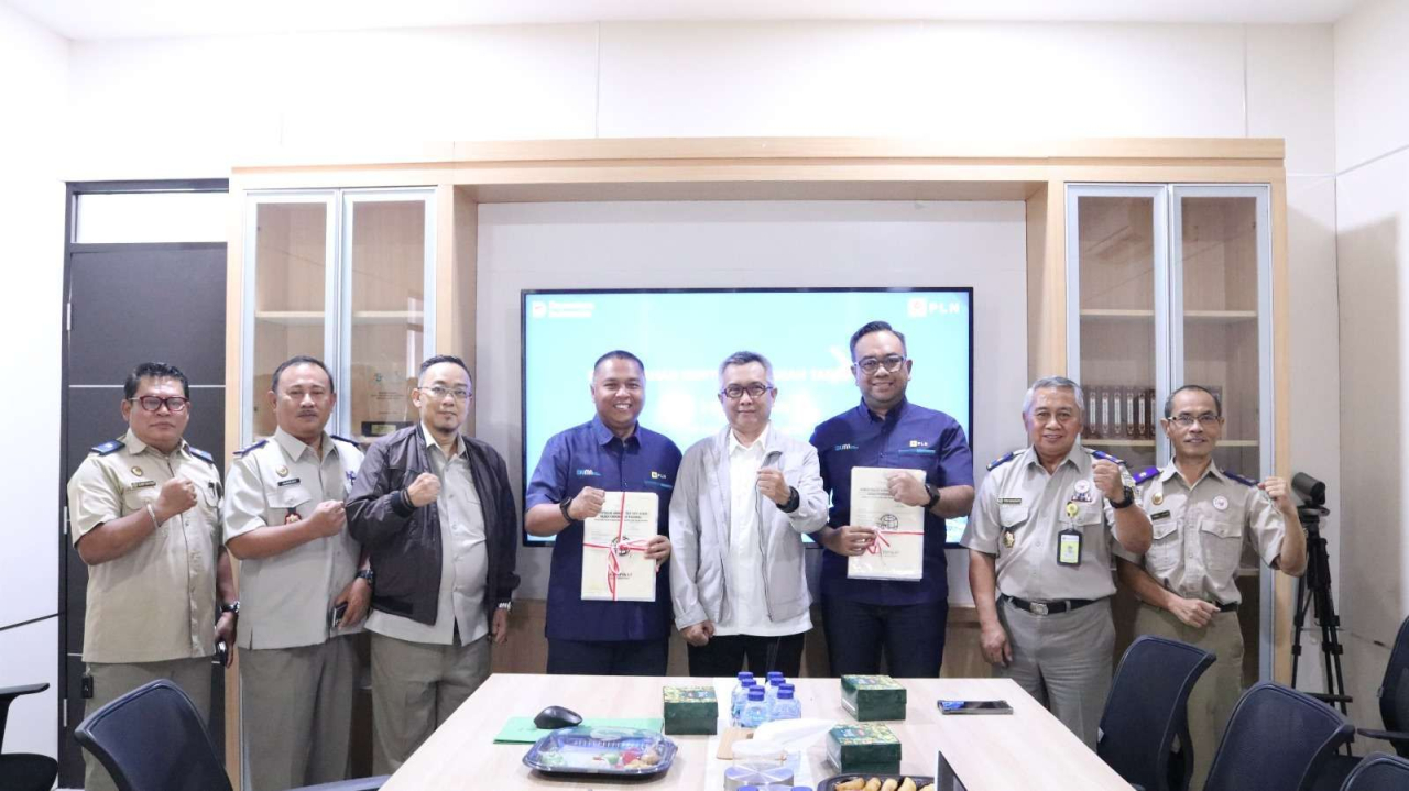 Penyerahan dilakukan Kepala Kantor Pertanahan Kabupaten Pasuruan, Drs. Herman Hidayat, M.Si., kepada Manager UPP JBTB 2, Deddy Kurniawan, dan Manager UPP JBTB 3, Oky Hermawan.