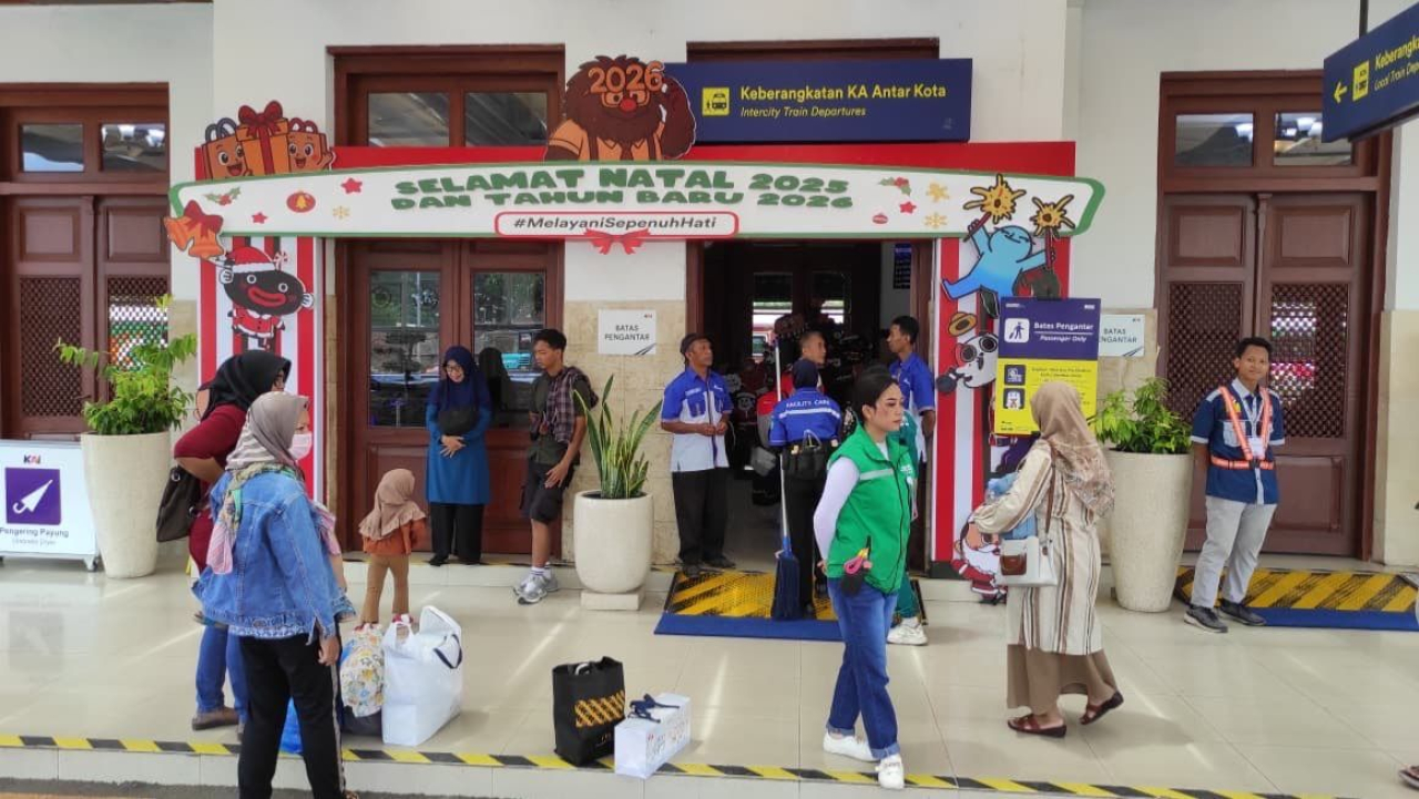 Aktifitas penumpang di stasiun Daop 9 Jember selama Nataru