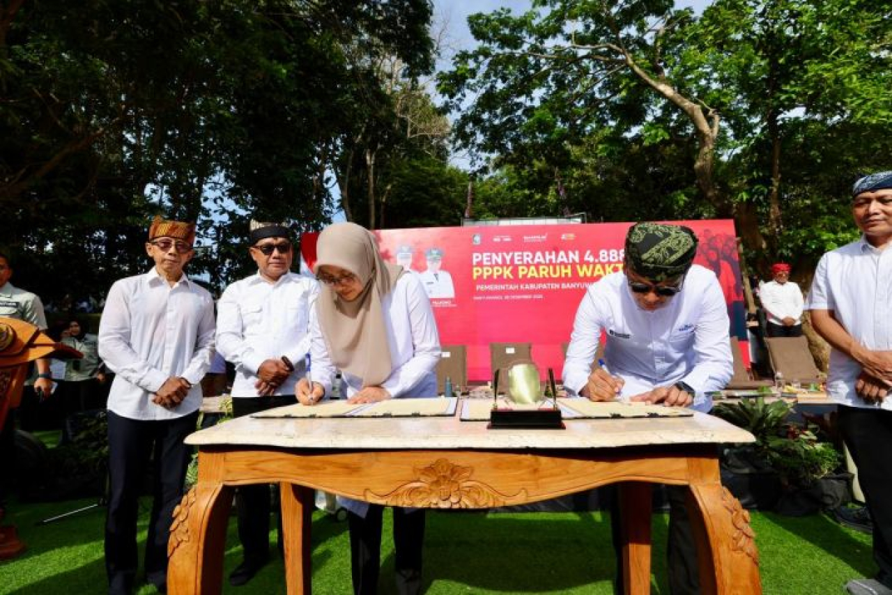 Bupati Banyuwangi Ipuk Fiestiandani dan Branch Manager PT Taspen Cabang Jember Muhammad Aldian saat penyerahan 4.888 SK PPPK Paruh Waktu, di GOR Tawang Alun, Banyuwangi