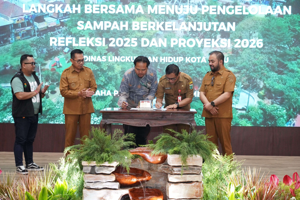 Komitmen tersebut ditandai dengan penandatanganan kerja sama offtaker hasil pengelolaan sampah antara Pemkot Batu dan COOSAE