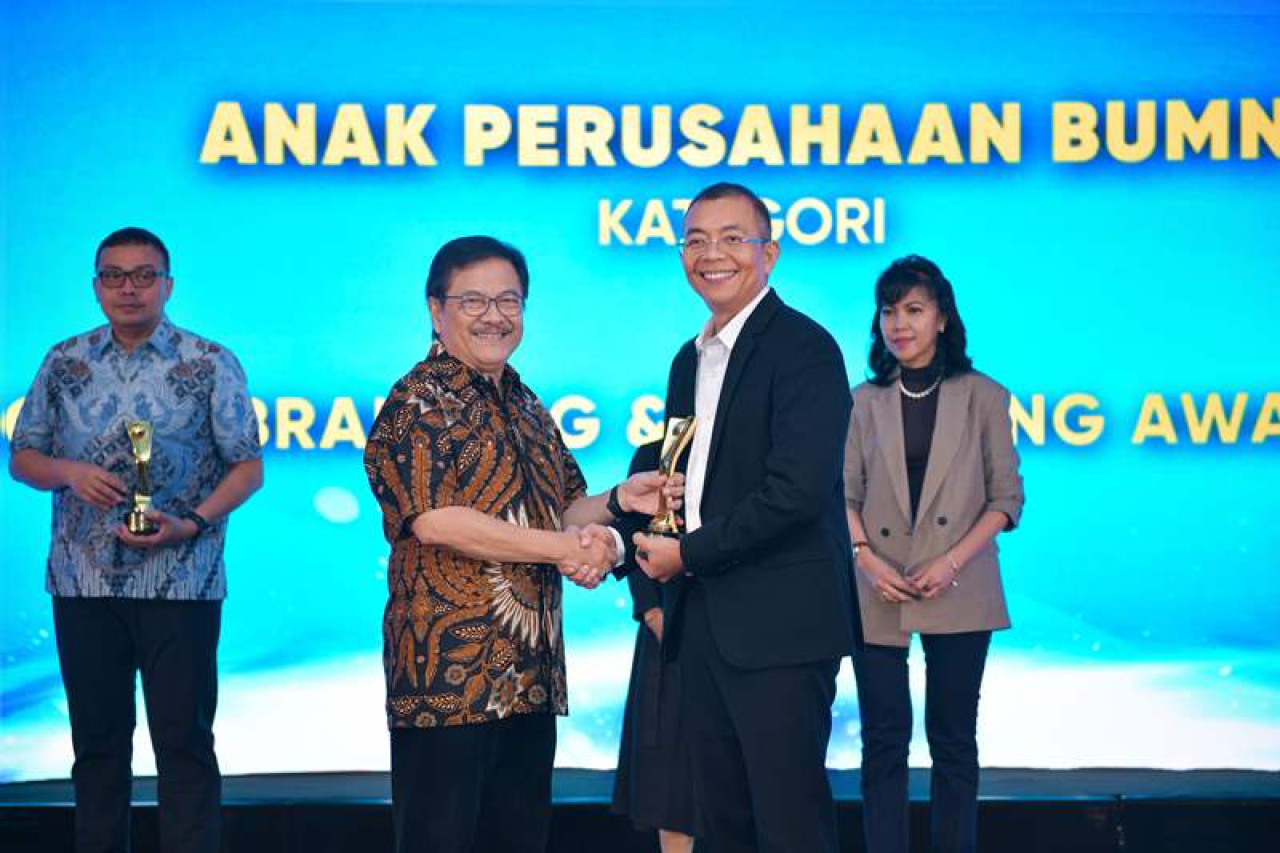 Direktur Manajemen Risiko Petrokimia Gresik, Johanes Barus menerima penghargaan BUMN and Brand Marketing Award (BBMA) 2025 di Jakarta