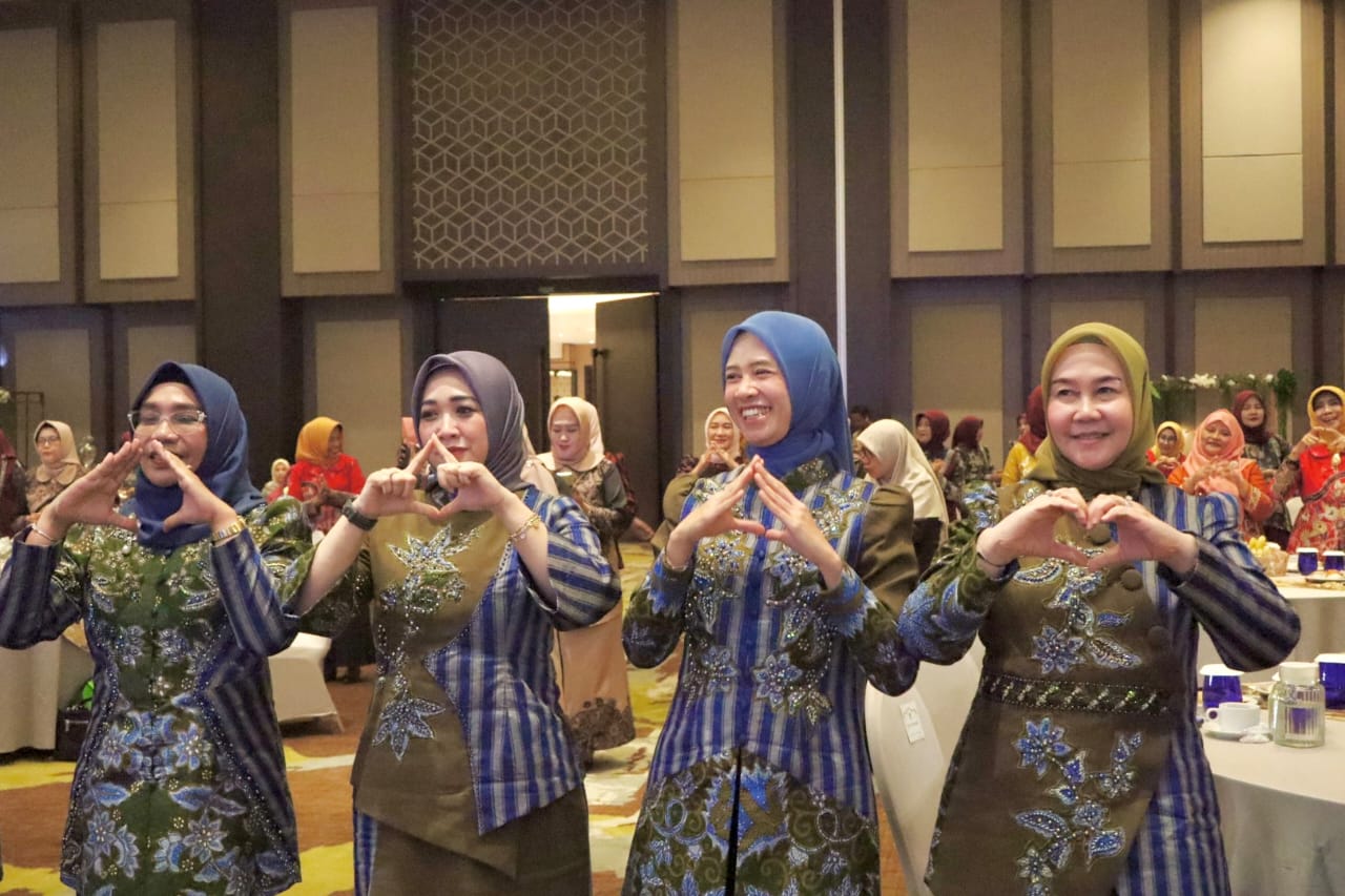 Pertemuan rutin Tim Penggerak PKK (TP-PKK), Dharma Wanita Persatuan (DWP), dan Persatuan Wanita Olahraga Seluruh Indonesia (Perwosi) se-Bakorwil II Bojonegoro berlangsung hangat di Hotel Aston Gresik