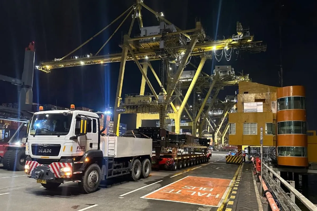Kegiatan pengiriman tiga unit platform lokomotif buatan INKA ke Australia melalui Terminal Petikemas Surabaya
