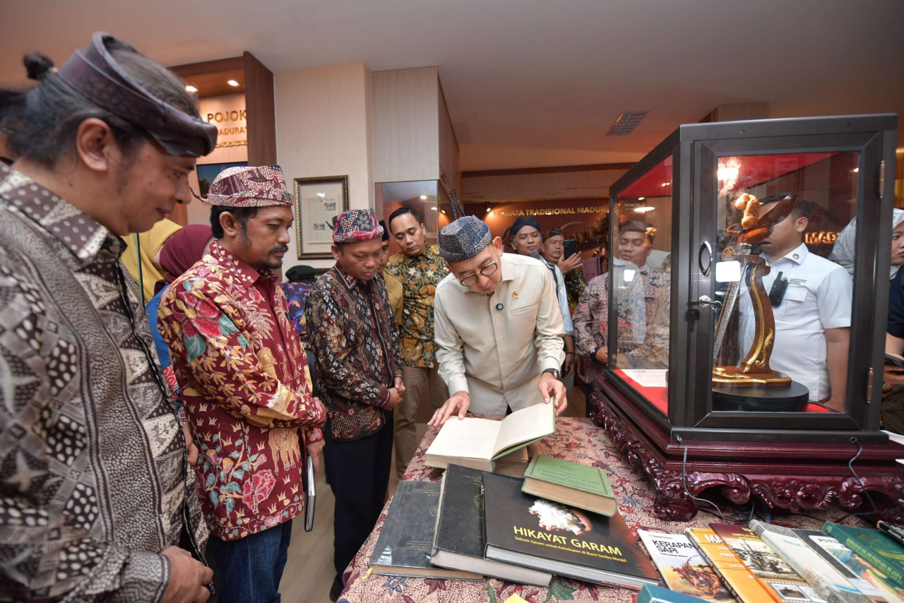 Menteri Kebudayaan Republik Indonesia, Dr. Fadli Zon, meresmikan Museum Budaya Madura di Universitas Trunojoyo Madura (UTM)