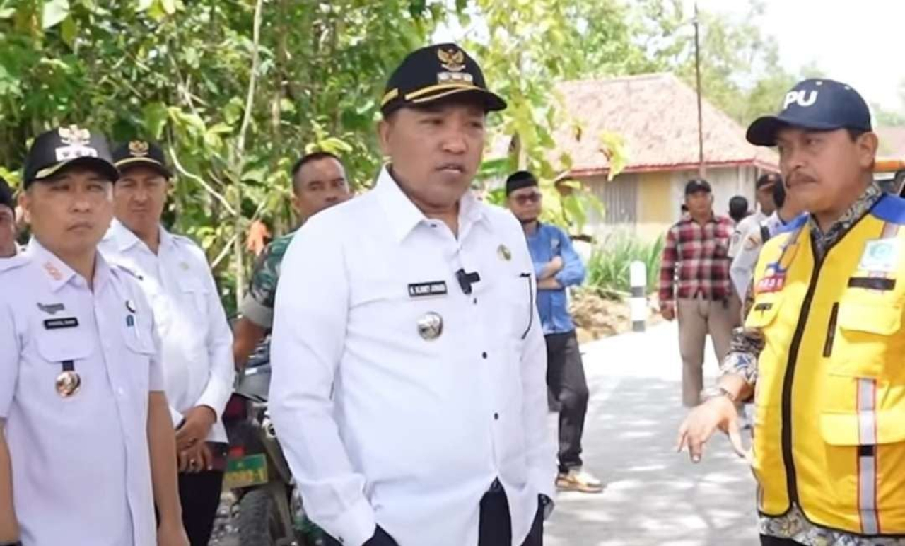 Bupati Sampang Slamet Junaidi kembali melakukan peninjauan jalan poros oros Kedungdung - Bringkoning
