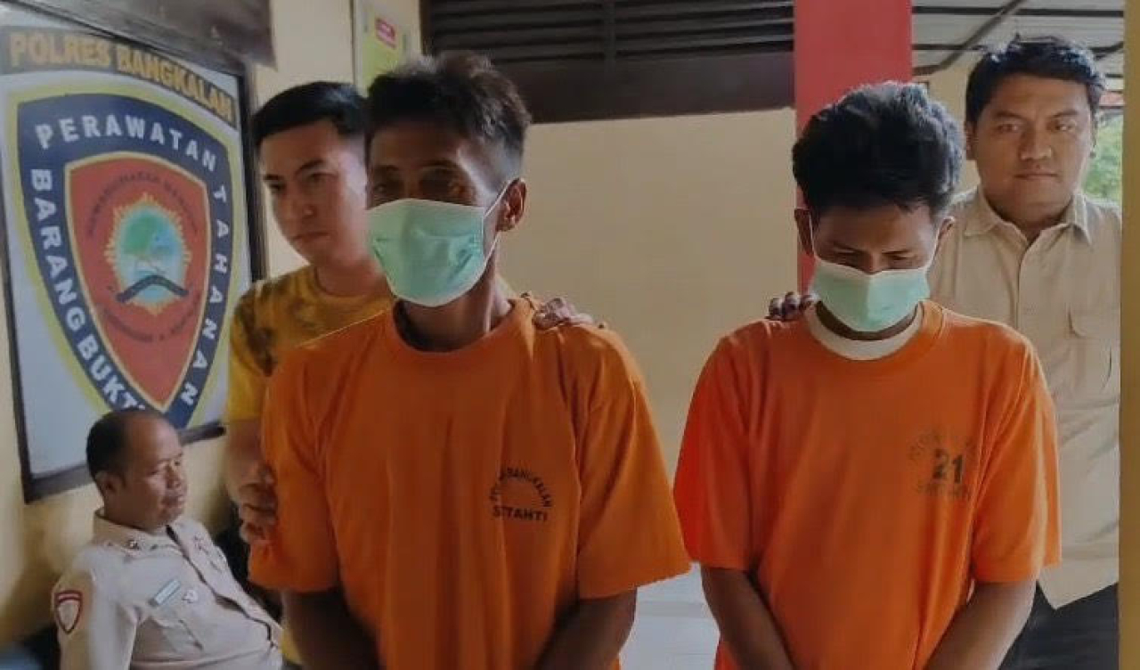 Penyerahan sertifikat dilakukan secara simbolis oleh Kepala ATR/BPN Magetan Jany Danny Assa kepada Bupati Magetan Nanik Endang