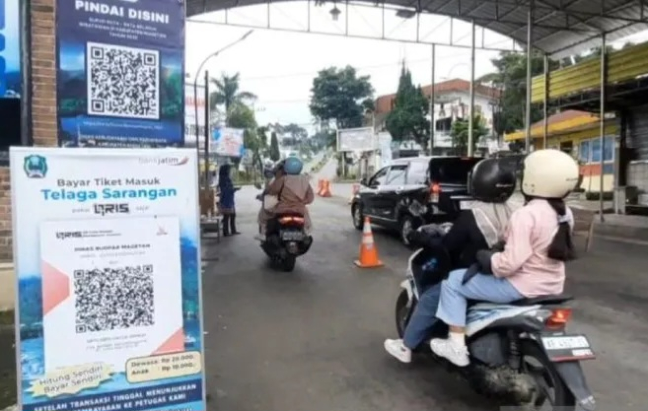 Pintu masuk objek wisata Telaga Sarangan.