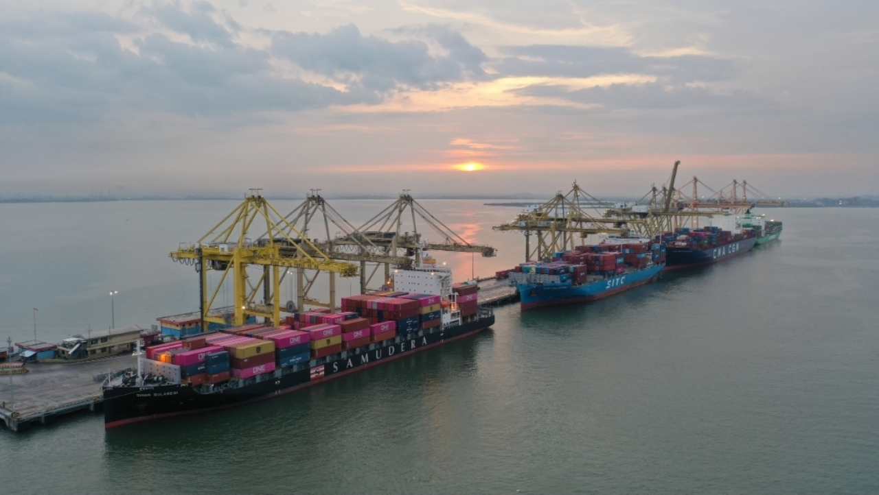 PT Terminal Petikemas Surabaya (TPS) memastikan kesiapan penuh dalam menghadapi lonjakan aktivitas bongkar muat selama periode libur Natal 2025 dan Tahun Baru 2026.