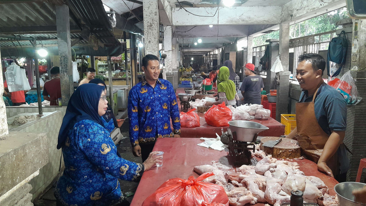 Tim pemantau Diskoperindag Situbondo, saat memantau harga bahan pokok di pasar tradisional