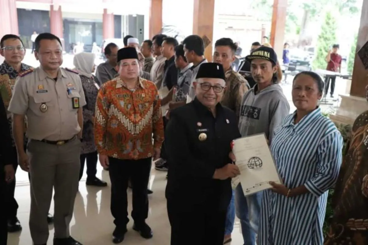 BPN Jatim Serahkan 3.132 Sertifikat Redistribusi Tanah di Blitar