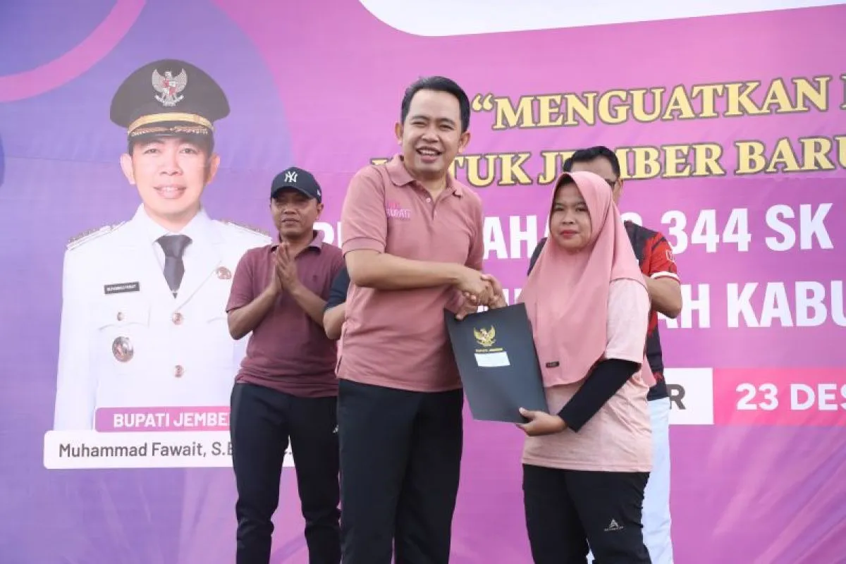 Bupati Jember Serahkan 8.344 SK PPPK Tenaga Honorer Paruh Waktu