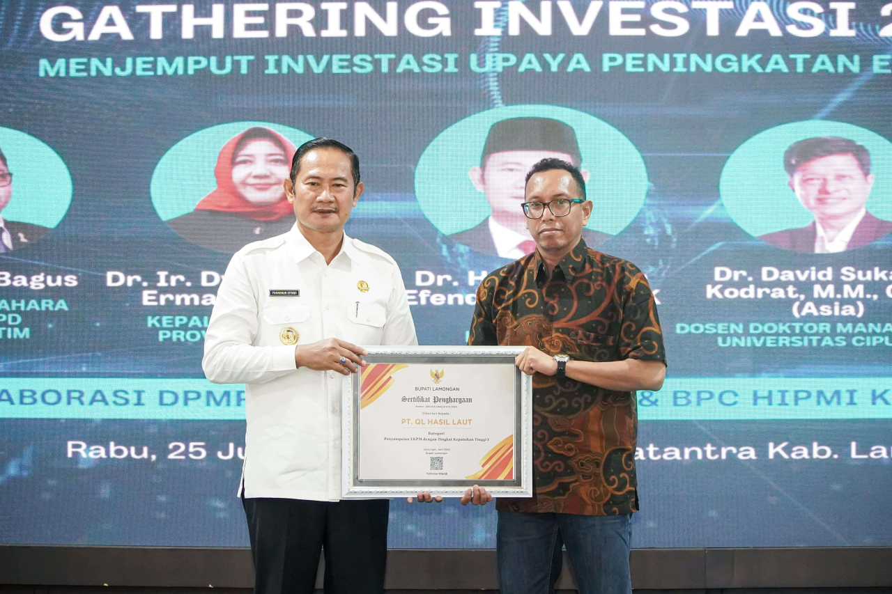 Bupati Lamongan Yuhronur Efendi saat menerima penghargaan investasi