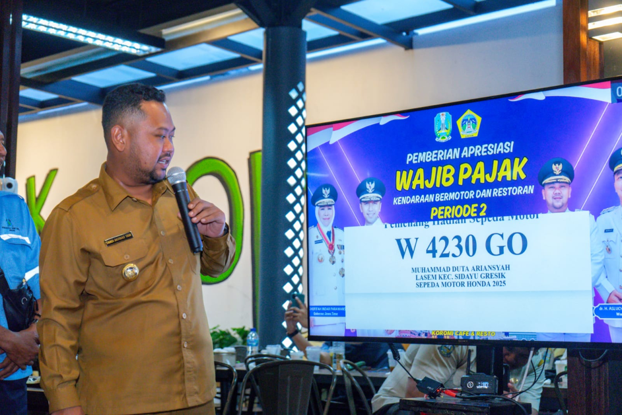 Bupati Gresik Fandi Akhmad Yani saat mengundi pemenang wajib pajak daerah