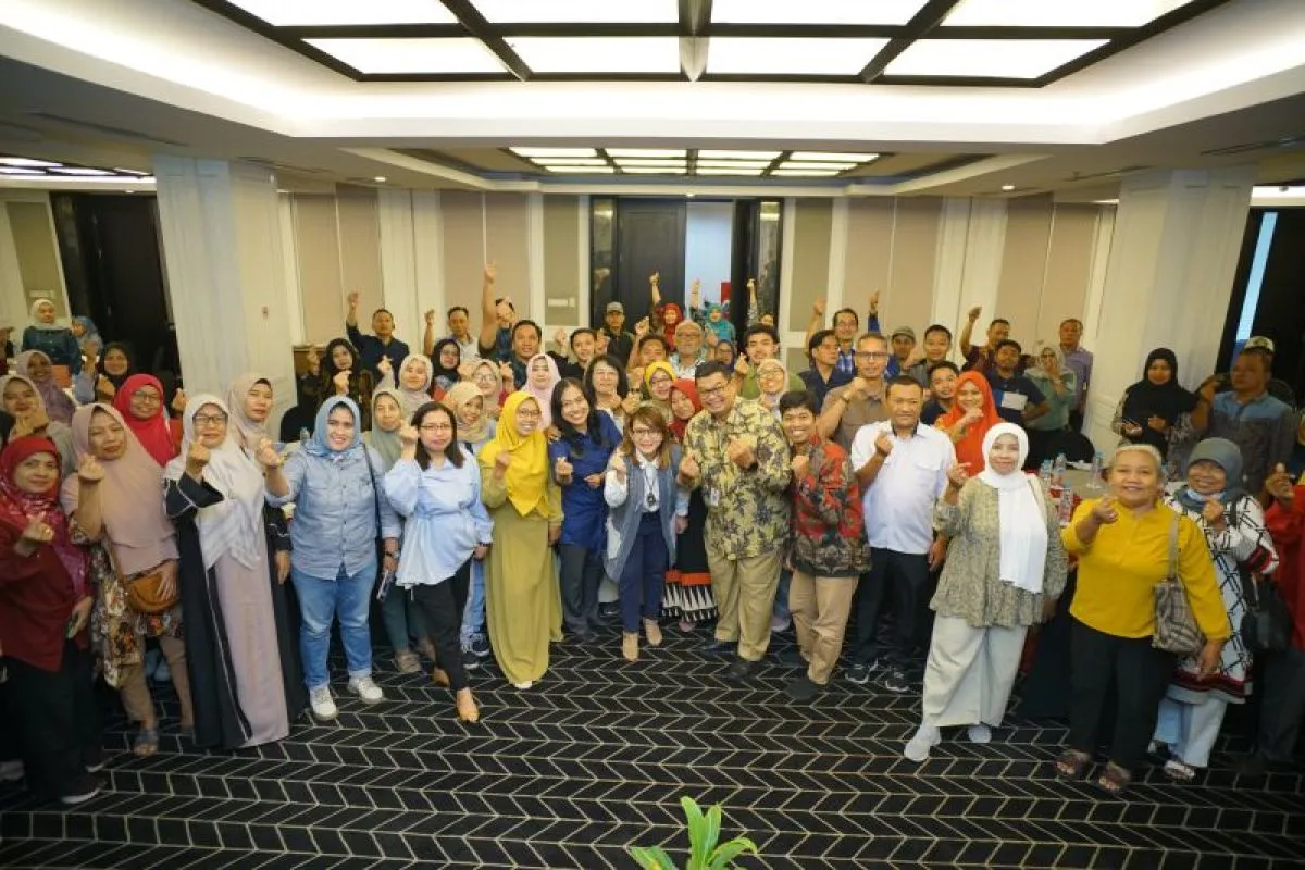 WhatsApp Edukasi Penguatan Adopsi Digital UMKM di Surabaya