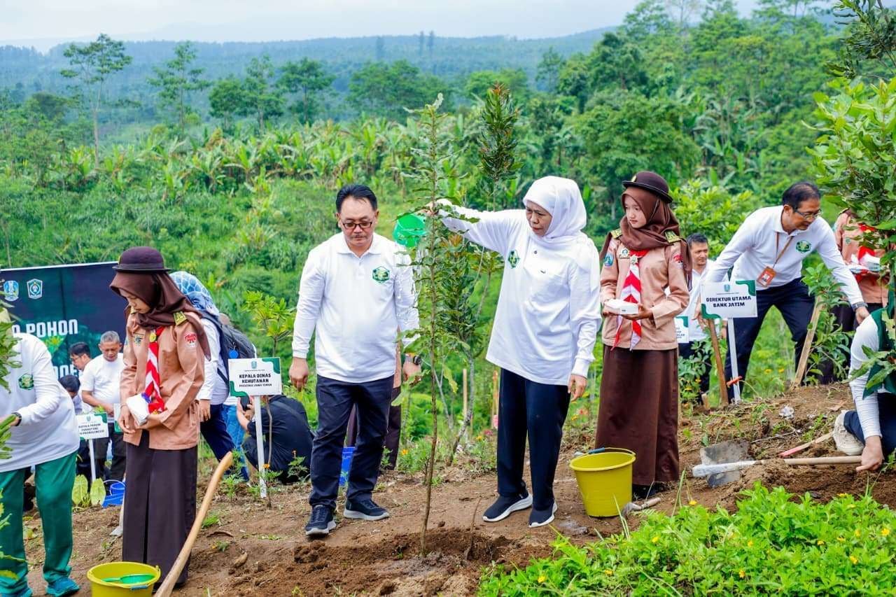 Gubernur Jawa Timur Khofifah Indar Parawansa memimpin Puncak Peringatan Hari Menanam Pohon Indonesia 2025 di Bumi Perkemahan Glagah Arum, Lumajang