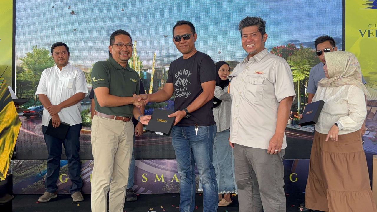 Direktur PT Mutiara Masyhur Sejahtera, Melky Aliandri saat menyerahkan unit veranda
