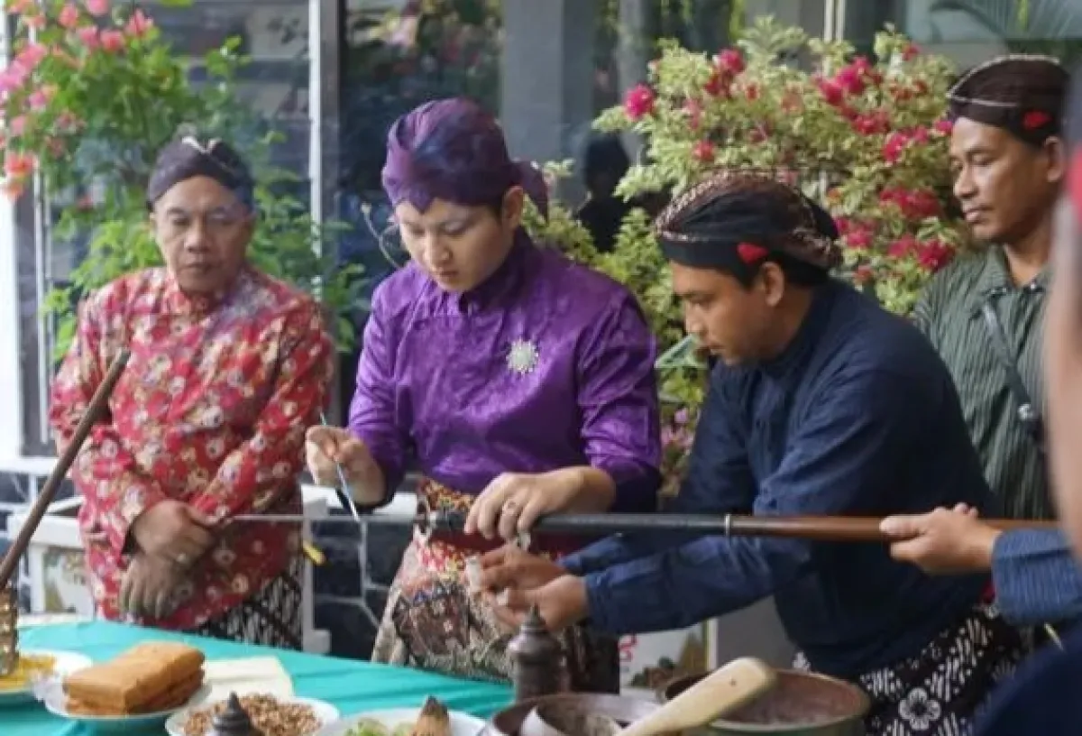 Sambut Hari Jadi Ke-832, Pemkab Trenggalek Gelar Jamasan Keris Pusaka