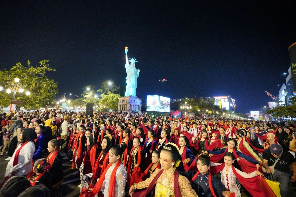 Ribuan Penari Turun Jalan di Kota Madiun Menari Tarian Beksan Parisuko
