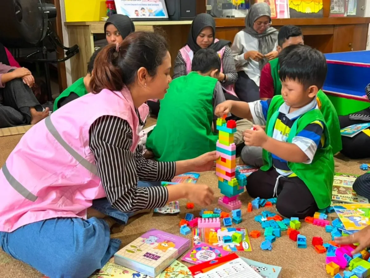 PLN UIT JBM Beri Dukungan Moral untuk Anak Pejuang Kanker di Surabaya