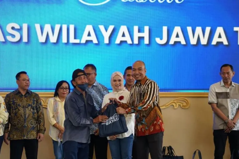 Imigrasi Jawa Timur Serahkan Bantuan untuk 100 Warga Blitar