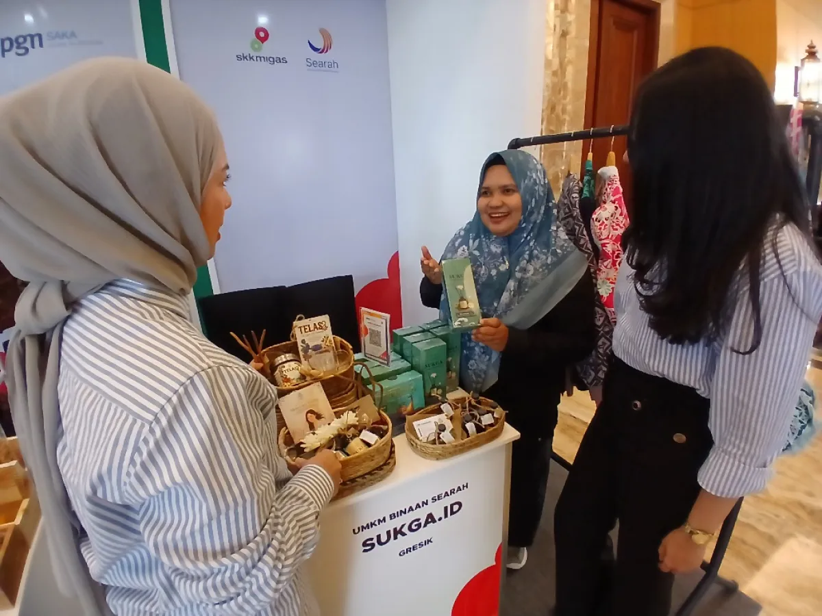 Lilik Kusmiyatin memberi penjelasan produk aromatherapy Sukga kepada peserta Lokakarya Media SKK Migas Jabanusa