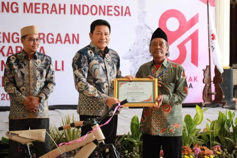Bupati Sidoarjo Serahkan Penghargaan Kepada Pendonor Danar Terbanyak