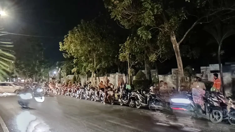 Antrean panjang sepeda motor menunggu pengisian BBM di Situbondo