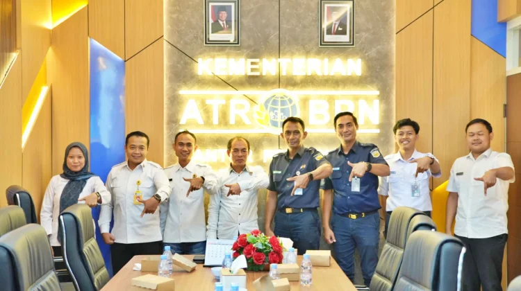 KAI Daop 7 Madiun  menerima sertifikat hak pakai atas nama PT KAI dari Kantor Pertanahan Kabupaten Bojonegoro.