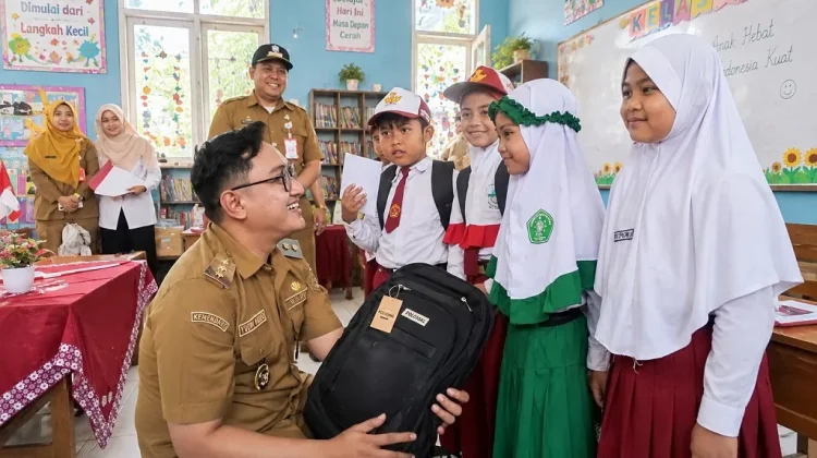 Lima Kecamatan Terima Bantuan Perlengkapan Sekolah, Siswa Lumajang Diajak Rajin Belajar
