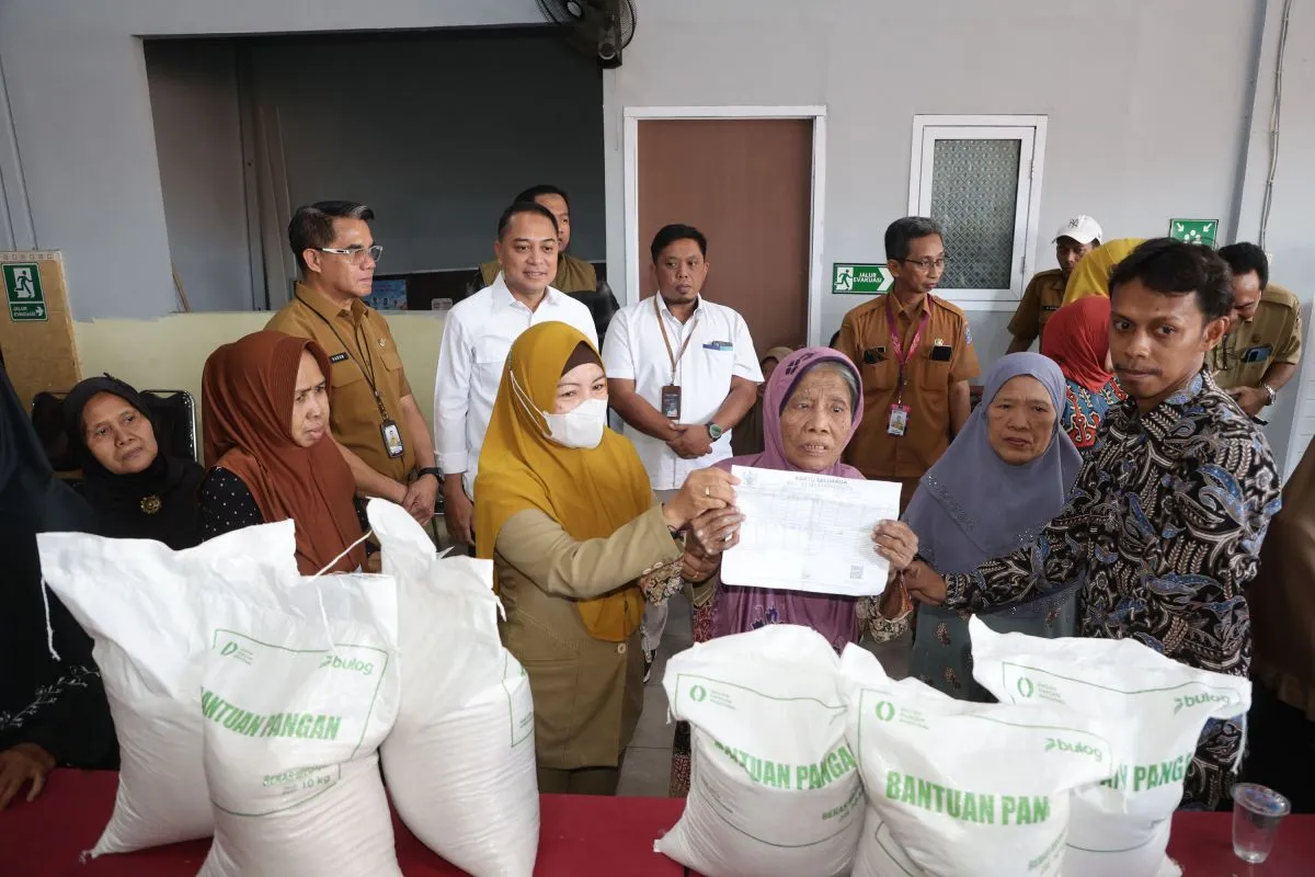 Pemkot Surabaya Libatkan Karang Taruna Bagikan Bantuan Pangan untuk Warga