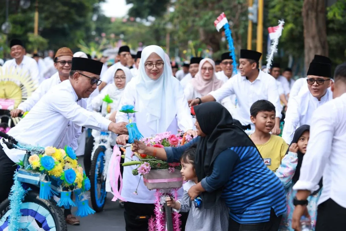 Ribuan Telur Diarak Keliling Kota, Warga Banyuwangi Berebut Endhog-Endhogan