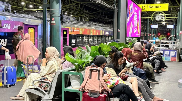 Penumpang KA menunggu di Stasiun Gambir Jakarta